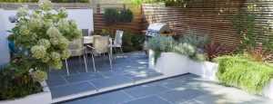 Home Vakbekwame hovenier aan het werk bij professionele tuinaanleg en onderhoud