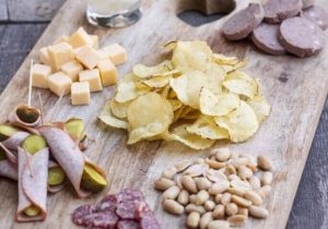 Home Borrelplanken met verse chips uit 's-Gravendeel, dagelijks vers gebakken door Boerderij Chips