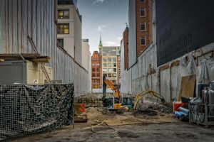 Home Bouwplaats met constructie werk - aannemer funderingswerken voert herstelwerkzaamheden uit
