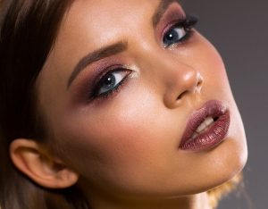 Vrouw met gezonde, goed verzorgde huid door natuurlijke skincare producten
