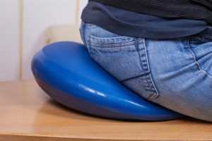 Fysiotherapeut voert behandeling uit voor stuitpijn (coccygodynie) in Vathorst