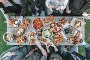 Home Vers voedsel en ingrediënten uit een maaltijdbox klaar voor bereiding thuis