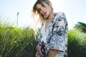 Home Traditionele kimono kort in vintage sari stof, handgemaakt met unieke patronen en mouwen