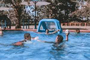Een mooi opblaasbaar zwembad in een tuin met water en zomersfeer, representatief voor de zwembad aanbiedingen van Zwembad-Onl