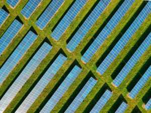 Verschillende soorten zonnepanelen naast elkaar: monokristallijne, polykristallijne en dunne film zonnepanelen op dak