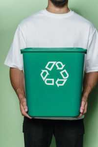 Home Gestapeld oud ijzer klaar voor recycling: waardevolle grondstof voor duurzame productie