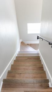 Home Schone houten trap met goede onderhoudstoestand die veiligheid en esthetiek uitstraalt