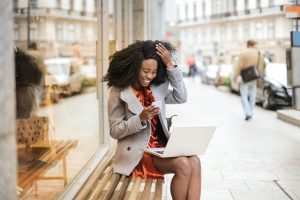 Professionele werkende vrouw met essentiële items: stijlvolle outfit, laptoptas en accessoires voor een succesvolle werkdag