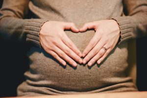 Zwangere vrouw ontvangt chiropractische behandeling voor ischias pijn bij Lifestyle Chiropractic