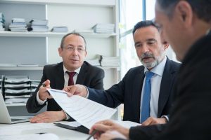 Leider communiceert effectief met diverse teamleden voor succesvolle samenwerking en groei