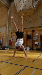 Sportschool Amersfoort fitnessruimte met moderne apparatuur en trainers die leden begeleiden