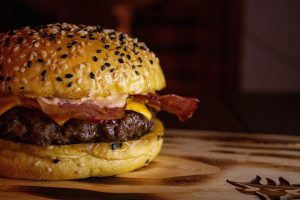 Snackbar Zaanstad gevel met gastvrije sfeer, gespecialiseerd in traditionele en innovatieve Nederlandse snacks