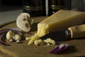 Home Mooie borrelplank voor delen en genieten met kaas, charcuterie en noten