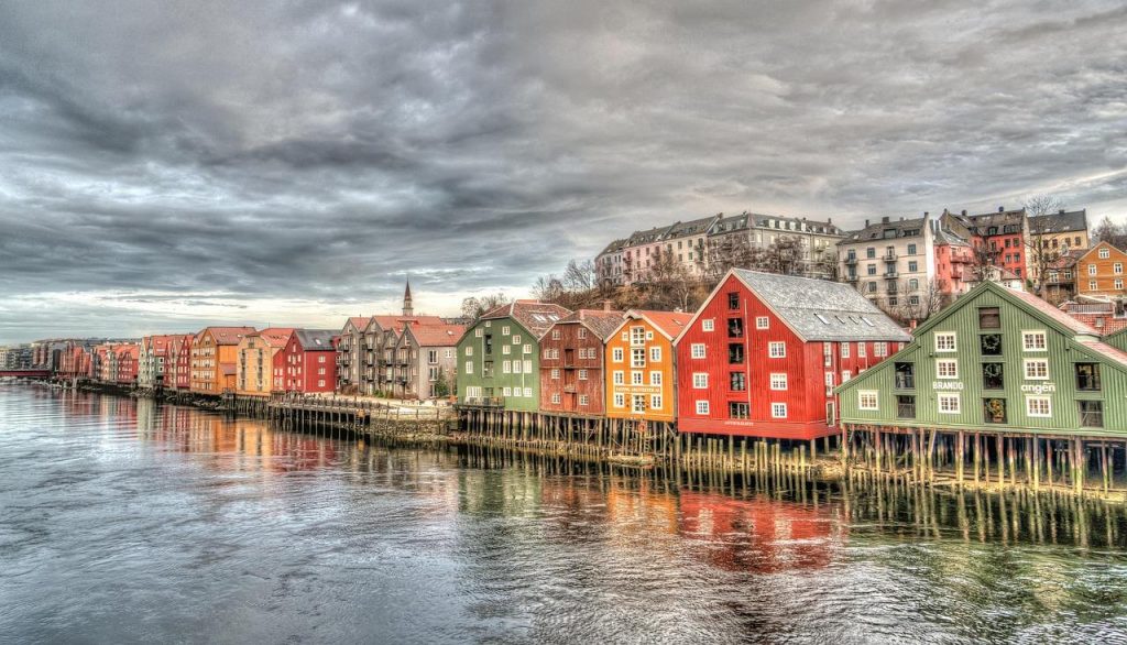 Fjorden en bergen van Noorwegen illustreren de charme van Noorwegen met ongerepte natuur en kristalheldere meren.
