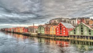 Home Fjorden en bergen van Noorwegen illustreren de charme van Noorwegen met ongerepte natuur en kristalheldere meren.