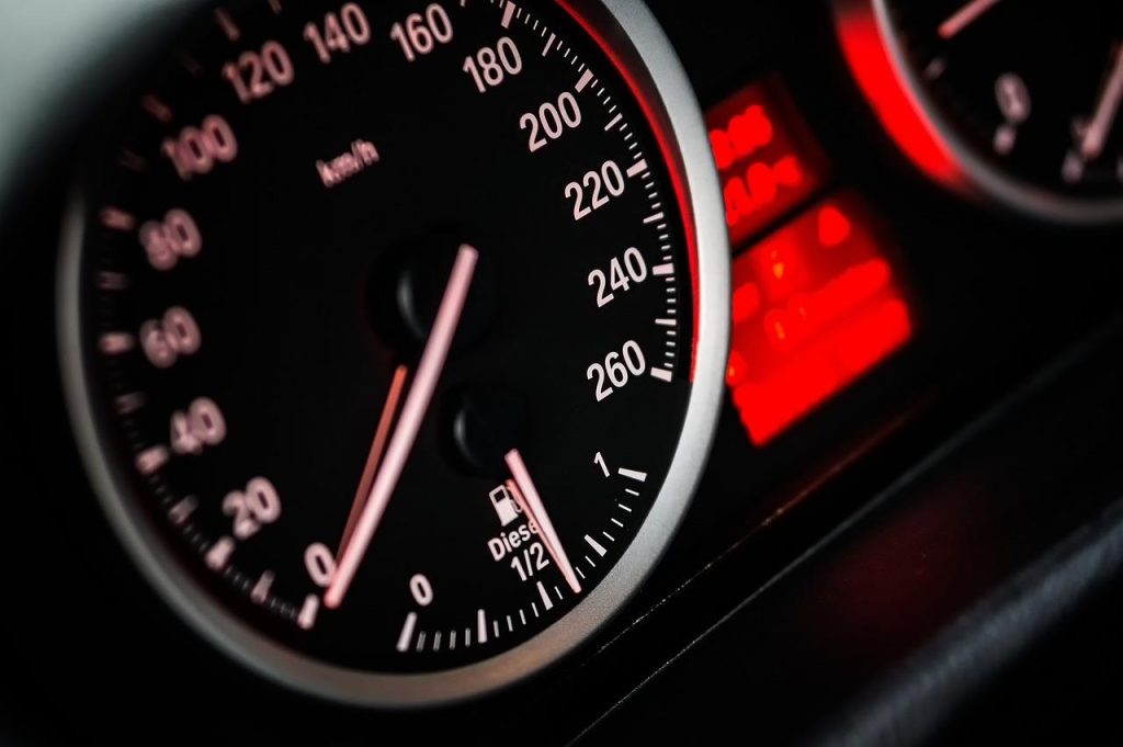 Snelheidsmeter als symbool voor auto importeren uit het buitenland naar Nederland