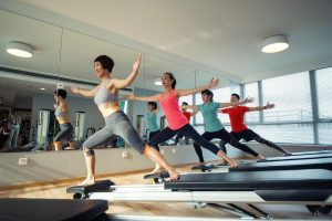 Home Vrouw voert pilateslessen uit op mat, toont de essentie van pilates met focus op kernspieren en lichaamsbewustzijn